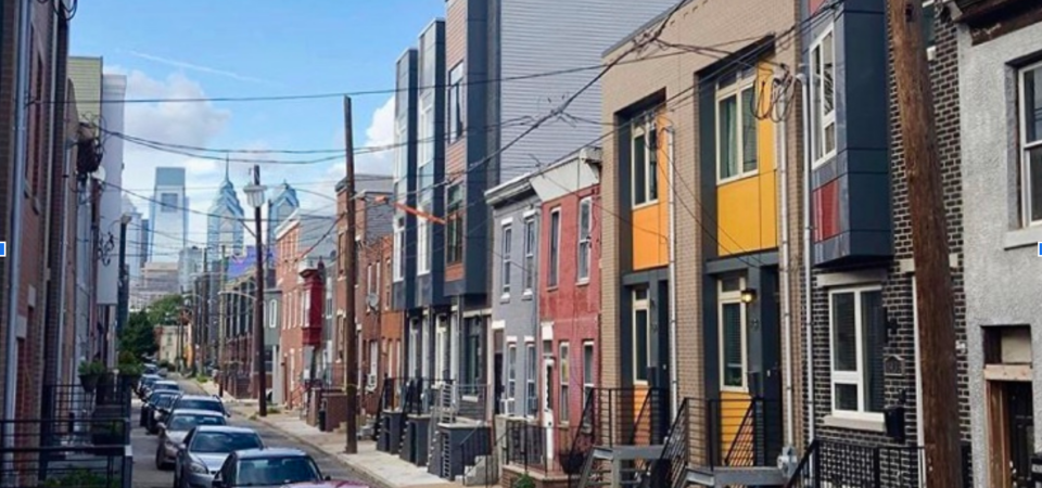rowhomes in philadelphia sunny day blue skies and skyscrapers
