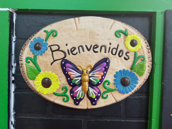 a plaque that says bienvenidos welcomes people to the restaurant