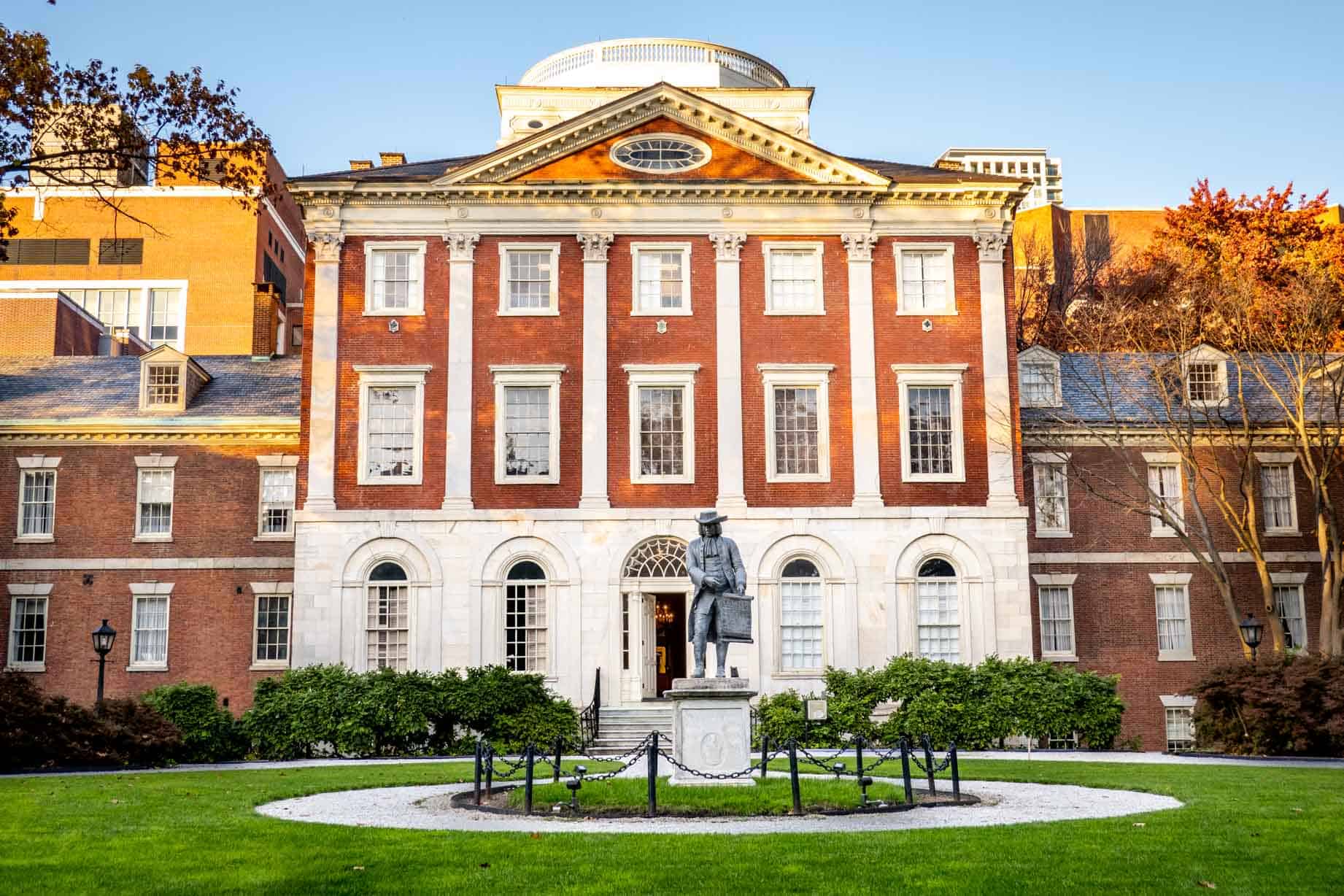 Pennsylvania hospital exterior and garden.
Images: Penn Medicine