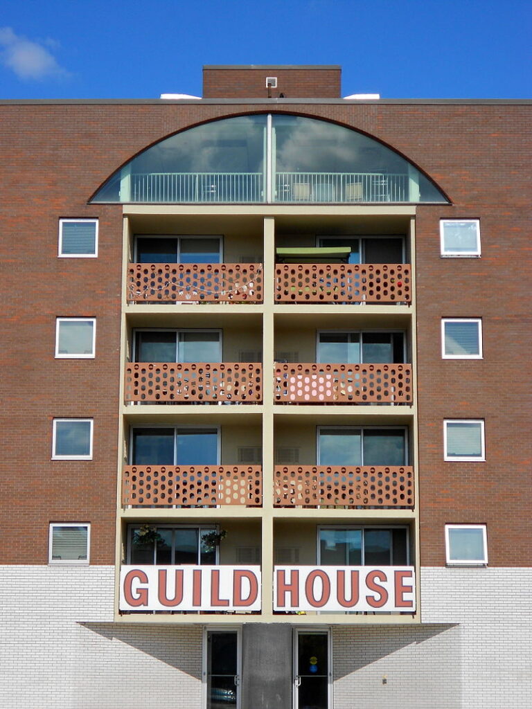 The Guild House in Philadelphia, Pennsylvania, designed by Robert Venturi, on Spring Garden Street and 7th. Image: Smallbones, CC0, via Wikimedia Commons.